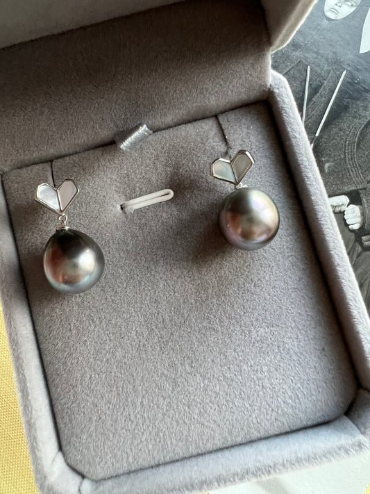 Moonlight - Genuine Tahitian Teardrop Pearl In Sterling Silver and Mother of pearl